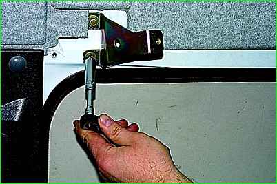 Як зняти механізм зсувних дверей автомобіля ГАЗ-2705