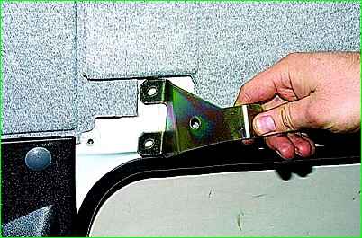 Як зняти механізм зсувних дверей автомобіля ГАЗ-2705