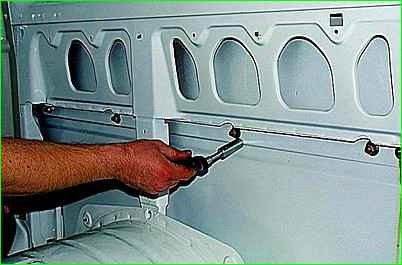 Як зняти механізм зсувних дверей автомобіля ГАЗ-2705