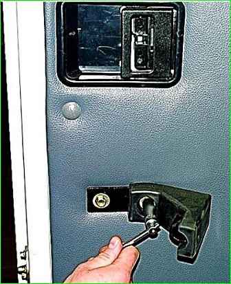 Зняття оббивки зсувних дверей ГАЗ-2705