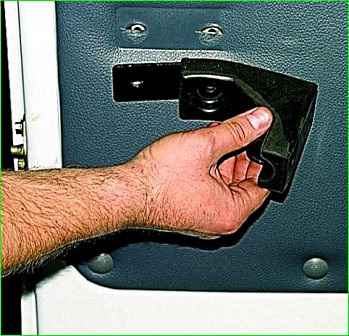 Зняття оббивки зсувних дверей ГАЗ-2705