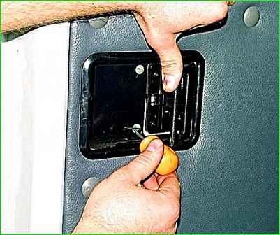 Зняття оббивки зсувних дверей ГАЗ-2705