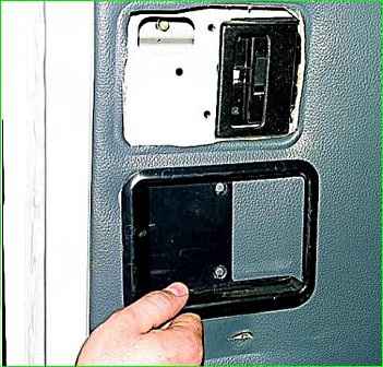 Зняття оббивки зсувних дверей ГАЗ-2705