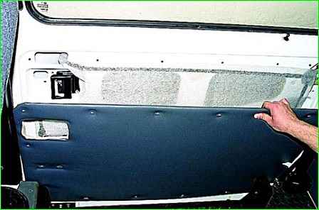 Зняття оббивки зсувних дверей ГАЗ-2705