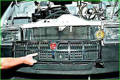 Снятие решетки и верхней панели облицовки радиатора