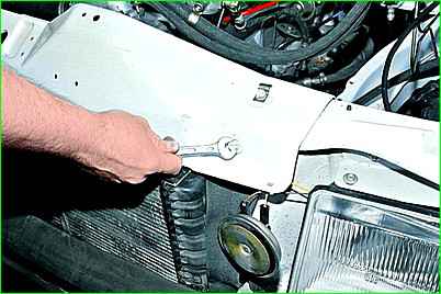 Снятие решетки и верхней панели облицовки радиатора