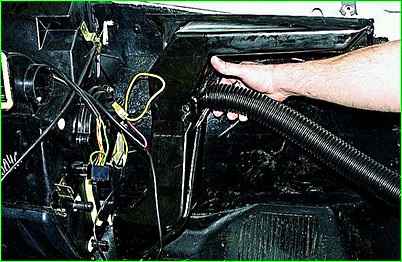 Aus- und Einbau der Instrumententafel GAZ-2705