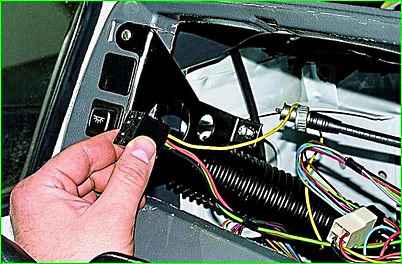 Aus- und Einbau der Instrumententafel GAZ-2705