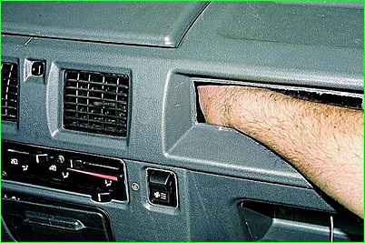 Aus- und Einbau der Instrumententafel GAZ-2705