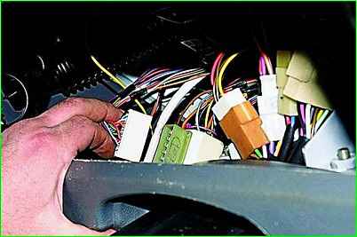 Aus- und Einbau der Instrumententafel GAZ-2705