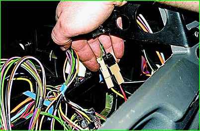 Aus- und Einbau der Instrumententafel GAZ-2705