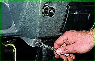 Aus- und Einbau der Instrumententafel GAZ-2705