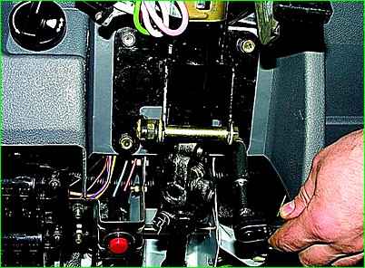 Как снять педальный узел автомобиля ГАЗ-2705