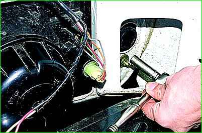 How to replace the front fender of a GAZ-2705