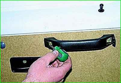 Снятие замка правой задней двери автомобиля