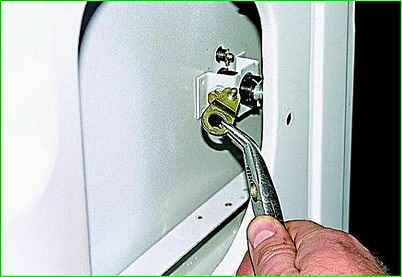 Снятие замка правой задней двери автомобиля