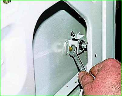 Снятие замка правой задней двери автомобиля