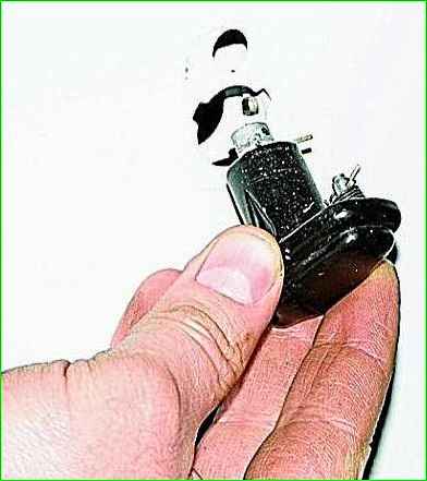 Снятие замка правой задней двери автомобиля