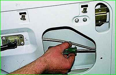 Снятие замка правой задней двери автомобиля