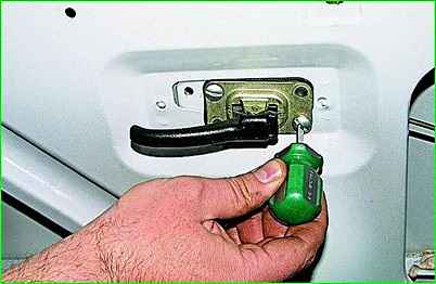 Снятие замка правой задней двери автомобиля