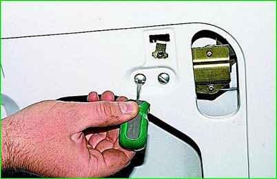 Снятие замка правой задней двери автомобиля