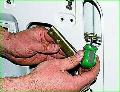 Снятие замка правой задней двери автомобиля