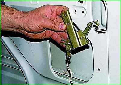Снятие замка правой задней двери автомобиля