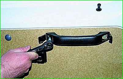 Снятие замка правой задней двери автомобиля