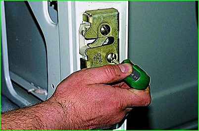 Снятие замка правой задней двери автомобиля