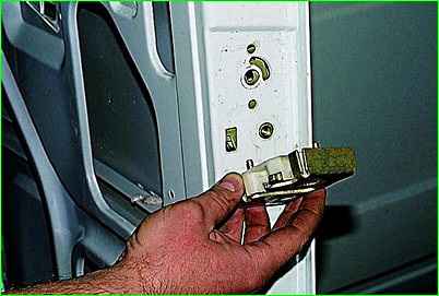 Снятие замка правой задней двери автомобиля