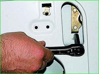 Снятие замка правой задней двери автомобиля