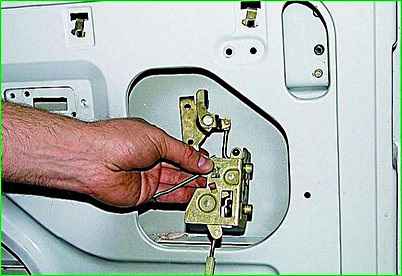 Снятие замка правой задней двери автомобиля