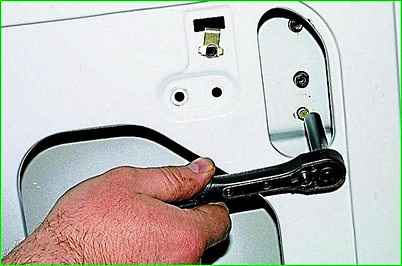 Снятие замка правой задней двери автомобиля