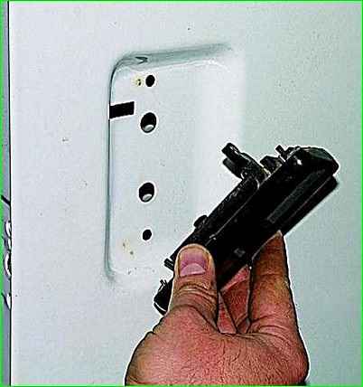 Снятие замка правой задней двери автомобиля