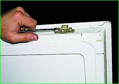 Снятие замка правой задней двери автомобиля