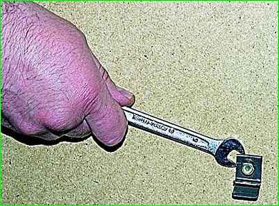 Снятие замка правой задней двери автомобиля