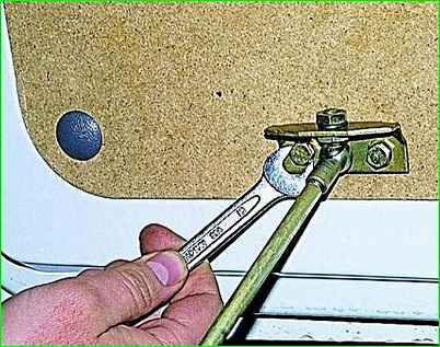 Снятие замка правой задней двери автомобиля