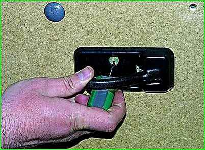 Снятие замка правой задней двери автомобиля