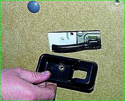 Снятие замка правой задней двери автомобиля