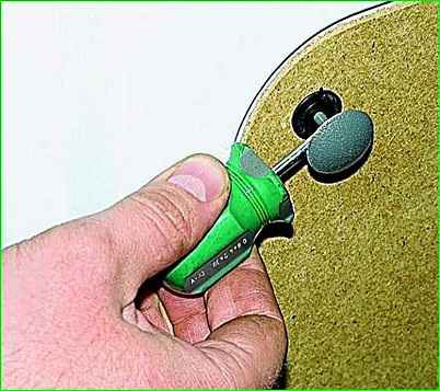 Снятие замка правой задней двери автомобиля