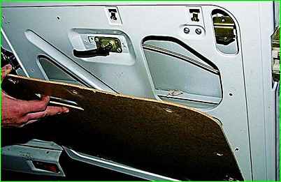 Снятие замка правой задней двери автомобиля