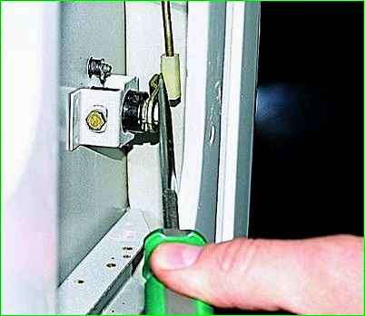 Снятие замка правой задней двери автомобиля