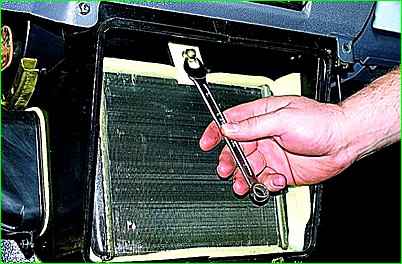 Cómo quitar e instale el radiador del calentador GAZ-2705