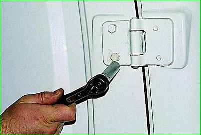 Снятие задней двери автомобиля