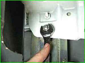 Как снять и установить бампер и усилитель бампера автомобиля ГАЗ-2705