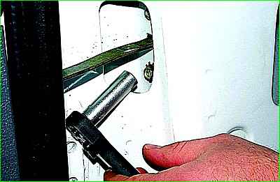 Снятие передней двери ГАЗ-2705