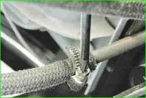 So entfernen und installieren Sie die untere Frontplatte des GAZ-2705