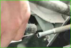 So entfernen und installieren Sie die untere Frontplatte des GAZ-2705