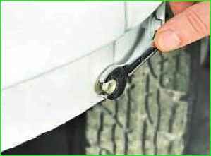 So entfernen und installieren Sie die untere Frontplatte des GAZ-2705