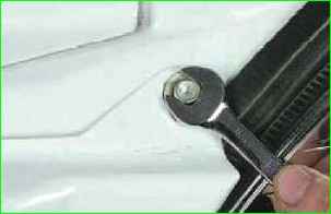 So entfernen und installieren Sie die untere Frontplatte des GAZ-2705